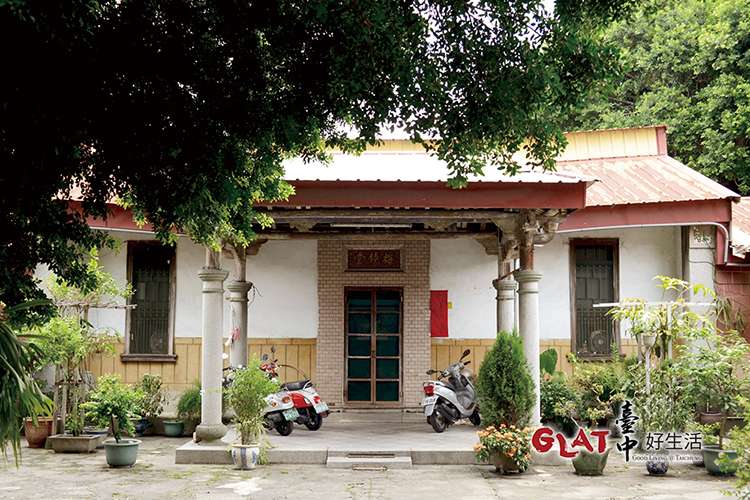 興建於日治時期的合院建築梅鏡堂,是東勢子最精采的老宅之一。(圖/台中好生活提供) 興建於日治時期的合院建築梅鏡堂,是東勢子最精采的老宅之一。(圖/台中好生活提供)