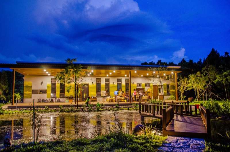 沐雨鍾林靜心民宿由夫婦親手打造的農場空間與室內設計，以手作活動式家具為主軸。（圖／屏東縣政府觀光傳播處提供）