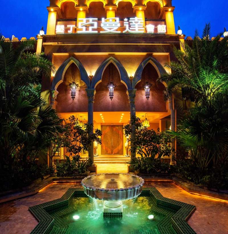 墾丁亞曼達會館民宿以摩洛哥宮廷為主題。（圖／屏東縣政府觀光傳播處提供）