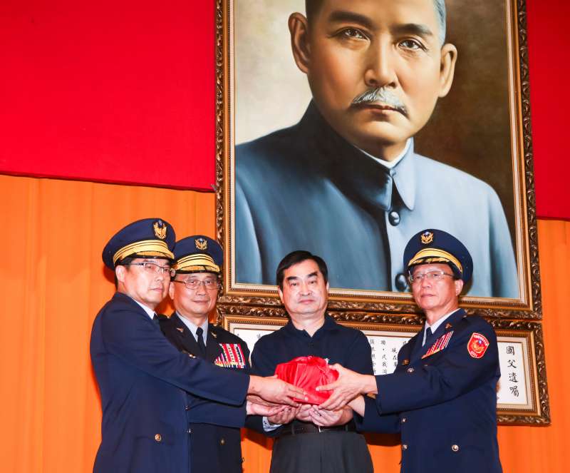 20170921-台北市政府警察局卸新任局長交接典禮,(左起)代表缷任局長邱豐光的台北市警察局副局長林順家,擔任監交人的新任警政署署長陳家欽,代表市長柯文哲主持的副市長鄧家基,新任台北市警察局長陳嘉昌。(陳明仁攝 20170921-台北市政府警察局卸新任局長交接典禮,(左起)代表缷任局長邱豐光的台北市警察局副局長林順家,擔任監交人的新任警政署署長陳家欽,代表市長柯文哲主持的副市長鄧家基,新任台北市警察局長陳嘉昌。(陳明仁攝