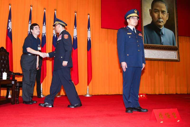 20170921-台北市政府警察局卸新任局長交接典禮，(左起)代表市長柯文哲主持的副市長鄧家基，擔任監交人的新任警政署署長陳家欽，代表缷任局長邱豐光的台北市警察局副局長林順家。（陳明仁攝）