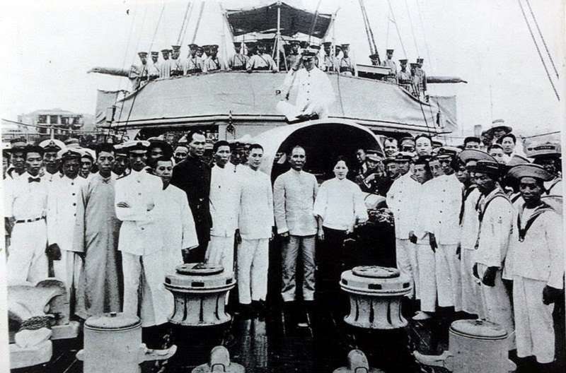 孫中山與宋慶齡與官兵在永豐艦合影(1923年) 孫中山與宋慶齡與官兵在永豐艦合影(1923年)