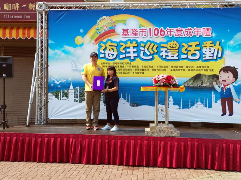 基隆市長林右昌致贈紀念品給成年的青年學子。(圖/張毅攝) 基隆市長林右昌致贈紀念品給成年的青年學子。(圖/張毅攝)