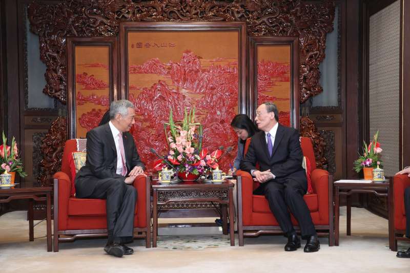 2017年9月,中共十九大前夕,新加坡總理李顯龍訪問北京,會晤中共政治局常委王岐山(李顯龍臉書) 2017年9月,中共十九大前夕,新加坡總理李顯龍訪問北京,會晤中共政治局常委王岐山(李顯龍臉書)
