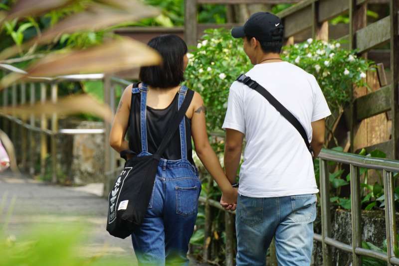 20170923-風數據,通姦除罪化專題配圖,男女情侶牽手。(盧逸峰攝) 20170923-風數據,通姦除罪化專題配圖,男女情侶牽手。(盧逸峰攝)