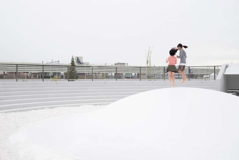 戶外圓形空間設有白色彈跳床。(圖/取自Dezeen,瘋設計提供) 戶外圓形空間設有白色彈跳床。(圖/取自Dezeen,瘋設計提供)
