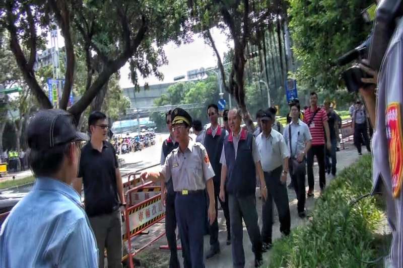 台大發生濺血事件時,台北市警察局長陳嘉昌當時在圓山飯店坐鎮指揮民進黨全代會,隨後指派分局調派人力到台大現場善後。(台北市政府警察局提供) 台大發生濺血事件時,台北市警察局長陳嘉昌當時在圓山飯店坐鎮指揮民進黨全代會,隨後指派分局調派人力到台大現場善後。(台北市政府警察局提供)