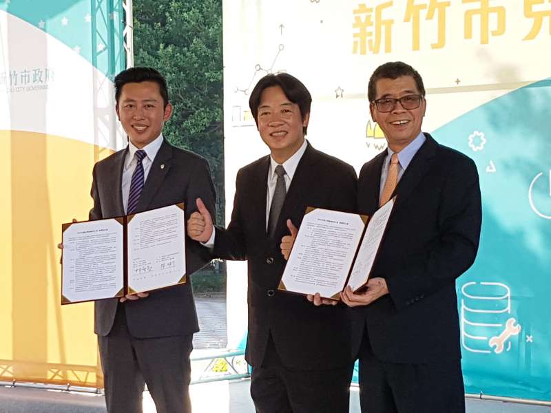 新竹市長林智堅與聯發科董事長蔡明介完成簽約儀式,由行政院長賴清德居中見證。(圖/方詠騰攝) 新竹市長林智堅與聯發科董事長蔡明介完成簽約儀式,由行政院長賴清德居中見證。(圖/方詠騰攝)