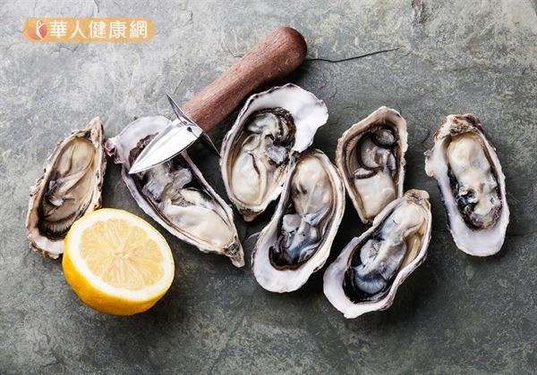 若是本身沒有鋅缺乏的問題,吃再多生蠔想補精,並不會讓你性功能大幅提升,只會讓你膽固醇瘋狂激增。(圖/華人健康網提供) 若是本身沒有鋅缺乏的問題,吃再多生蠔想補精,並不會讓你性功能大幅提升,只會讓你膽固醇瘋狂激增。(圖/華人健康網提供)