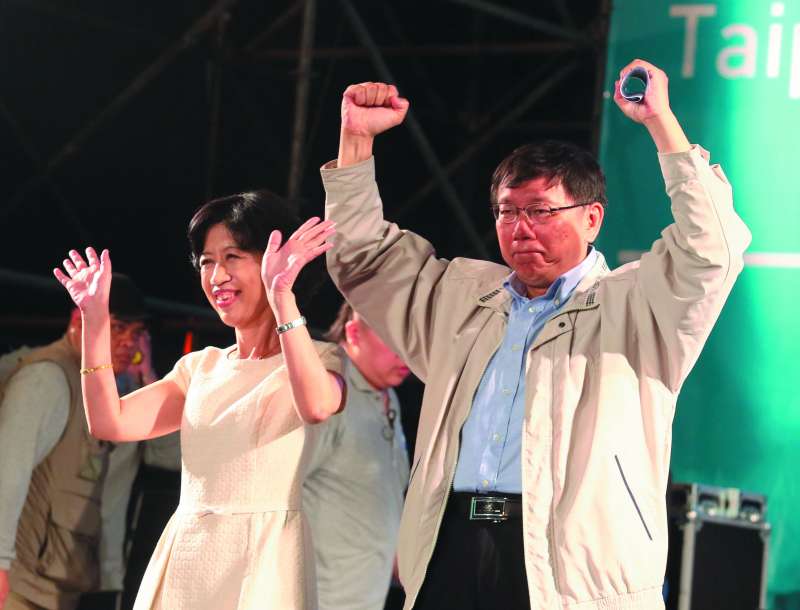 李錫錕認為市民需要英雄,而把這個需求投射到柯文哲(右)身上。(柯承惠攝) 李錫錕認為市民需要英雄,而把這個需求投射到柯文哲(右)身上。(柯承惠攝)