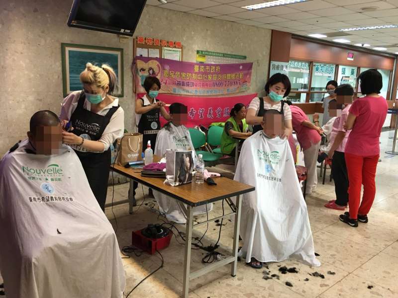 中秋關懷活動提供弱勢家庭義剪服務,煥然一新好心情。(圖/臺南市政府衛生局提供) 中秋關懷活動提供弱勢家庭義剪服務,煥然一新好心情。(圖/臺南市政府衛生局提供)