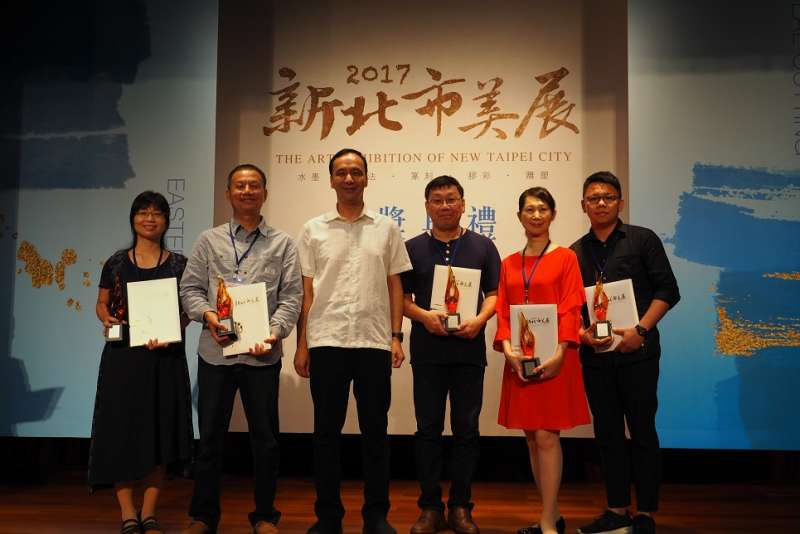 市長朱立倫與五大類得獎者合影。（由左至右)水墨類蘇家芬、書法類林文山、篆刻類羅應良、膠彩類郭櫻，以及雕塑類楊孟濠。（圖／新北市文化局提供）