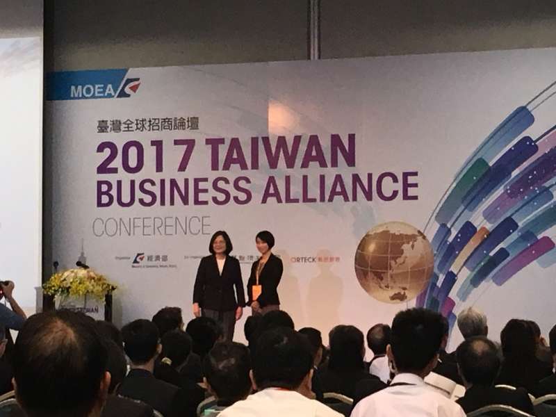 20171006-總統蔡英文和外商合影。(尹俞歡攝) 20171006-總統蔡英文和外商合影。(尹俞歡攝)