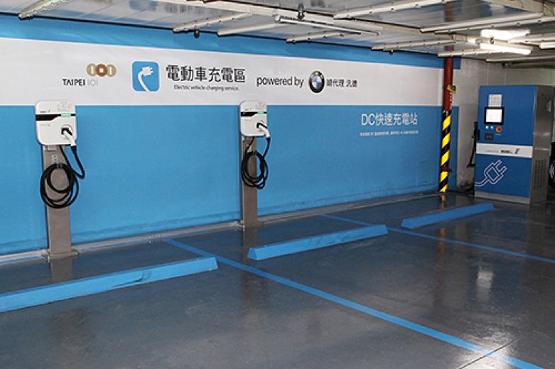 台北101大樓安裝的台達直流及交流電動車充電方案(圖 / 台達電子) 台北101大樓安裝的台達直流及交流電動車充電方案(圖 / 台達電子)