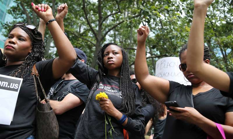 胡克斯的著作啟發了「黑人的命也是命」(Black Lives Matter)等平權運動 (AP) 胡克斯的著作啟發了「黑人的命也是命」(Black Lives Matter)等平權運動 (AP)