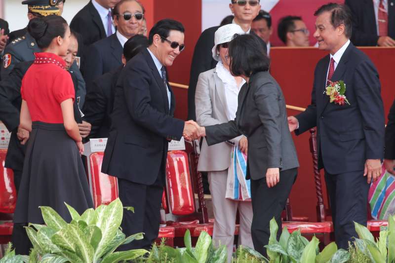20171010-中華民國106年國慶典禮結束前,總統蔡英文前往與前總統馬英九握手致意。(顏麟宇攝) 20171010-中華民國106年國慶典禮結束前,總統蔡英文前往與前總統馬英九握手致意。(顏麟宇攝)