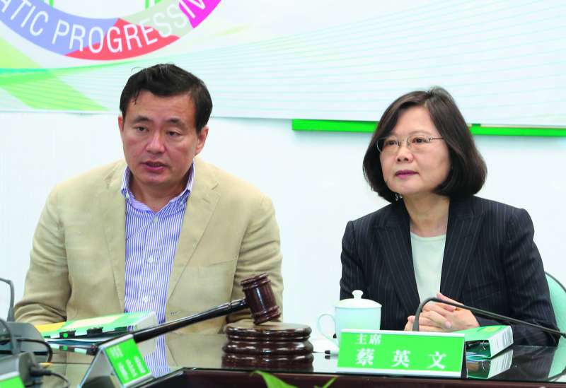 洪耀福(左)的「嘉義經驗」,助他成為總統重臣。(郭晉瑋攝) 洪耀福(左)的「嘉義經驗」,助他成為總統重臣。(郭晉瑋攝)