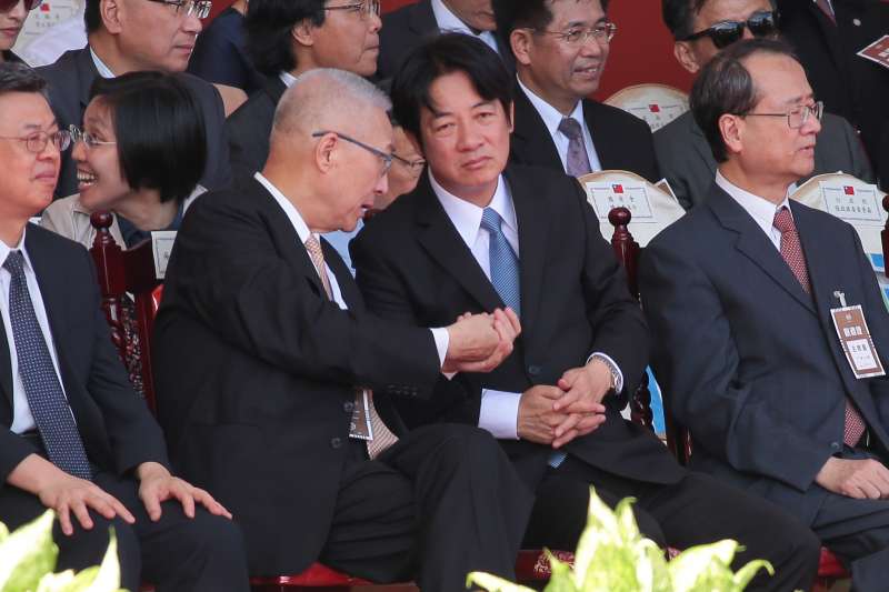 20171010-前副總統吳敦義、行政院長賴清德10日出席中華民國106年國慶典禮,並於過程中不斷交談。(顏麟宇攝) 20171010-前副總統吳敦義、行政院長賴清德10日出席中華民國106年國慶典禮,並於過程中不斷交談。(顏麟宇攝)