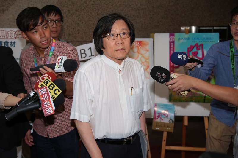 20171012-新境界文教基金會執行長邱義仁12日於民進黨縣市長提名徵詢作業,首波協調會時,現身黨部一樓。(顏麟宇攝) 20171012-新境界文教基金會執行長邱義仁12日於民進黨縣市長提名徵詢作業,首波協調會時,現身黨部一樓。(顏麟宇攝)