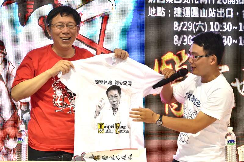 台北市長柯文哲為《醫院也瘋狂》漫畫站台,說了講了句「心臟都畫得對」的冷笑話。(台北市政府官網) 台北市長柯文哲為《醫院也瘋狂》漫畫站台,說了講了句「心臟都畫得對」的冷笑話。(台北市政府官網)