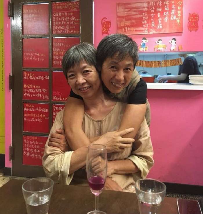 我與岫之姐。在魚麗,不少人好心提醒我注意這注意那,岫之姐沒心沒肺哈哈一笑:挨摔的都是那些準備好被摔的人。她沒有準備好,所以不會被摔。(寇延丁提供) 我與岫之姐。在魚麗,不少人好心提醒我注意這注意那,岫之姐沒心沒肺哈哈一笑:挨摔的都是那些準備好被摔的人。她沒有準備好,所以不會被摔。(寇延丁提供)