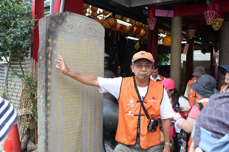 徐惠隆擔任宜蘭古城文化巡禮的志工解說員。(李忠雄攝/取自徐惠隆臉書) 徐惠隆擔任宜蘭古城文化巡禮的志工解說員。(李忠雄攝/取自徐惠隆臉書)
