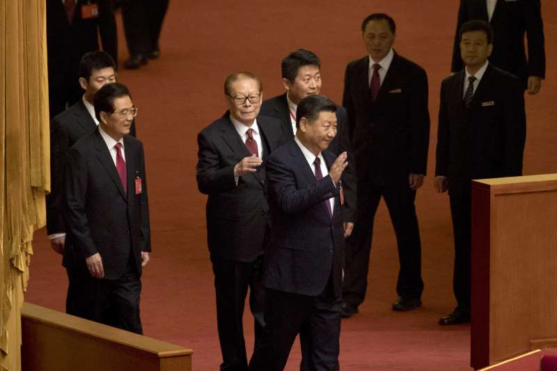 2017年10月18日,中共十九大在北京人民大會堂召開,中共中央總書記習近平發表報告,左為胡錦濤,中為江澤民(AP) 2017年10月18日,中共十九大在北京人民大會堂召開,中共中央總書記習近平發表報告,左為胡錦濤,中為江澤民(AP)