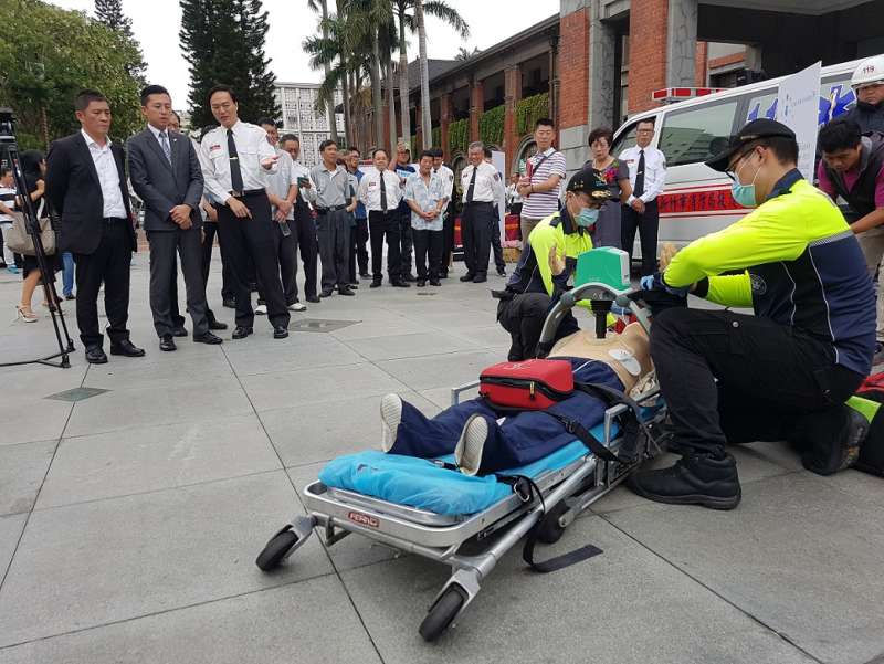 消防救護人員使用Lucas「自動心肺復甦機」急救病人。(圖/方詠騰攝) 消防救護人員使用Lucas「自動心肺復甦機」急救病人。(圖/方詠騰攝)