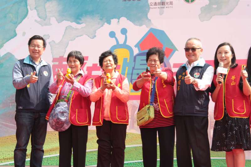 華山基金會長輩分享慢遊樂趣。(圖/苗栗縣政府提供) 華山基金會長輩分享慢遊樂趣。(圖/苗栗縣政府提供)