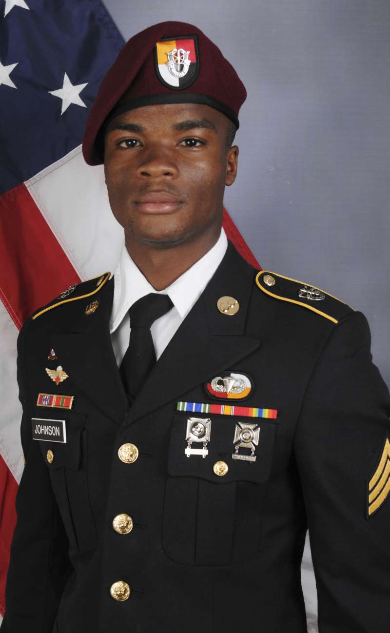 美軍綠扁帽特戰士兵強生(Sgt. La David Johnson)在尼日遭到恐怖分子攻擊不幸殉職。(美聯社) 美軍綠扁帽特戰士兵強生(Sgt. La David Johnson)在尼日遭到恐怖分子攻擊不幸殉職。(美聯社)