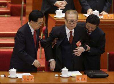 十八大中,胡坐在主席位,江坐在他的右側,在起身的環節,胡倒是充分展現出對身旁這位老人家的關心。(取自網路) 十八大中,胡坐在主席位,江坐在他的右側,在起身的環節,胡倒是充分展現出對身旁這位老人家的關心。(取自網路)