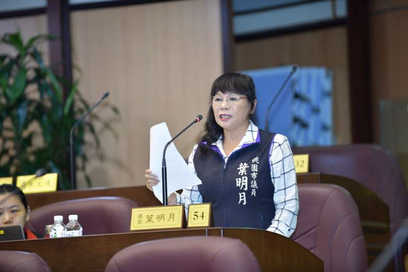 桃園市議員葉明月說，內壢忠孝廣場前公車站牌紅線上劃設儲車格，每天擺滿好幾百部，不僅影響用路人權益，市容也受影響，還造成交通不便。（圖／桃園市議會提供）