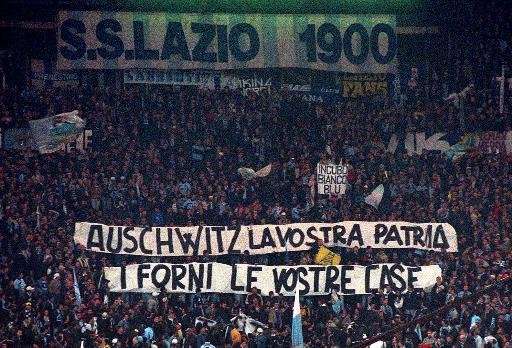 拉齊爾球迷曾在20年前與羅馬球隊碰頭時，高舉「集中營是你們的家鄉，烤箱是你們的住處」的標語。（美聯社）