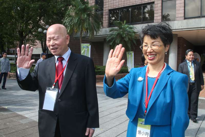 20171026-兩岸交流30年回顧與前瞻研討會開幕典禮，行政院陸委會主委張小月和亞太和平基金會董事長許信良。（陳明仁攝）