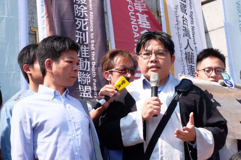 20171026-台中高分院26日宣判鄭性澤案再審結果,鄭性澤獲判無罪,終於結束15年冤獄夢魘重回自由。圖中為律師邱顯智(右)。(謝孟穎攝) 20171026-台中高分院26日宣判鄭性澤案再審結果,鄭性澤獲判無罪,終於結束15年冤獄夢魘重回自由。圖中為律師邱顯智(右)。(謝孟穎攝)