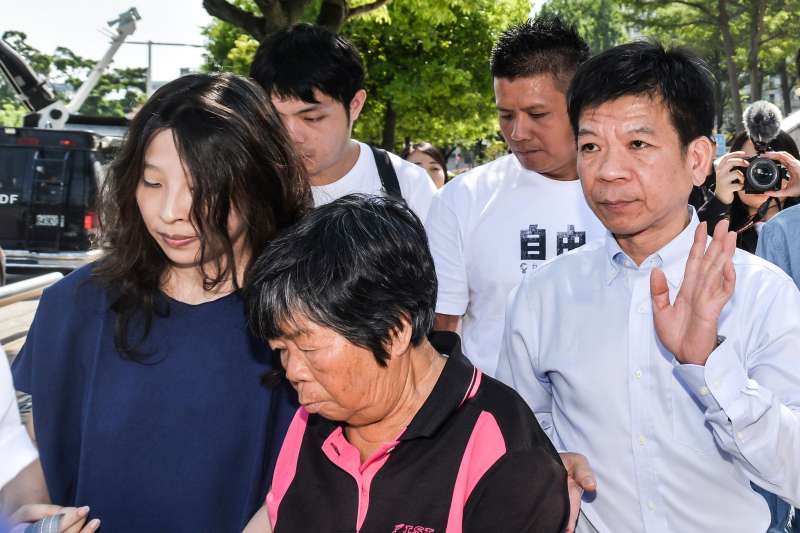 2017-10-26-鄭性澤案獲判無罪,聲援的人權團體在台中高分院前開記者會,鄭的母親(黑衣者)也一併出席。(甘岱民攝) 2017-10-26-鄭性澤案獲判無罪,聲援的人權團體在台中高分院前開記者會,鄭的母親(黑衣者)也一併出席。(甘岱民攝)