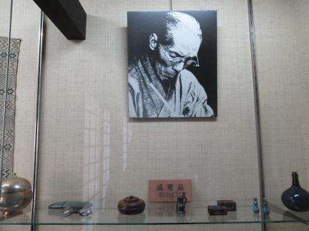 展示窗中的河井寬次郎遺照與遺物(圖/秋禾提供) 展示窗中的河井寬次郎遺照與遺物(圖/秋禾提供)