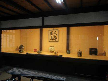 放在展示窗中的書法及陶藝作品(圖/秋禾提供) 放在展示窗中的書法及陶藝作品(圖/秋禾提供)