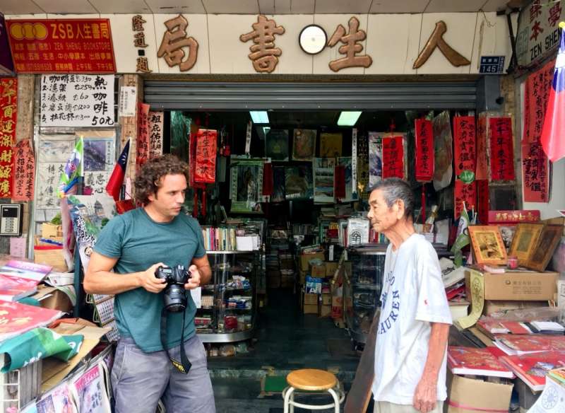 居塞博與高齡95歲的「人生書局」創辦人李平風先生。(圖/高雄市政府文化局提供) 居塞博與高齡95歲的「人生書局」創辦人李平風先生。(圖/高雄市政府文化局提供)