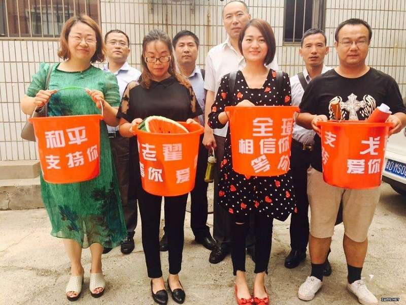 以「紅桶」聲援被抓捕的維權律師。(取自推特中文圈) 以「紅桶」聲援被抓捕的維權律師。(取自推特中文圈)