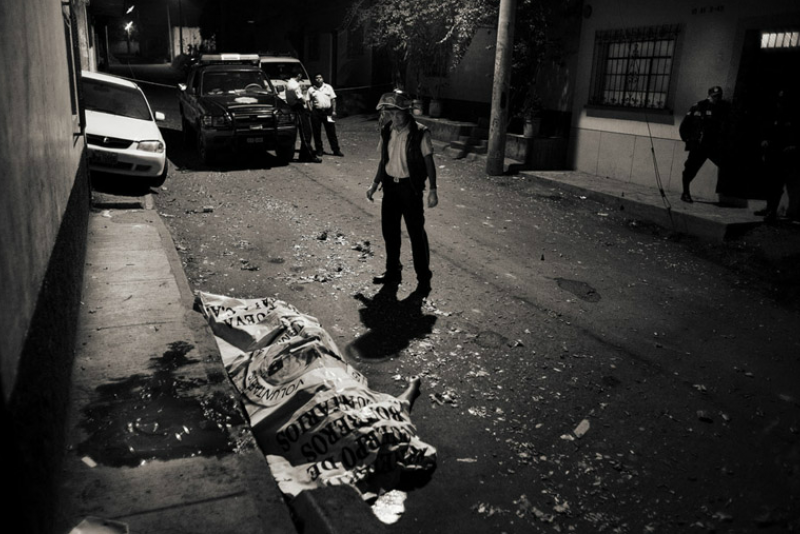 一名受害者被殺後躺在街道上。警方趕到後正在處理現場。(圖/言人文化提供) 一名受害者被殺後躺在街道上。警方趕到後正在處理現場。(圖/言人文化提供)