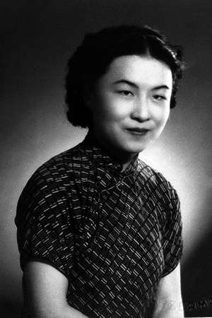 1941年,於上海創作劇本的楊絳。(取自維基百科) 1941年,於上海創作劇本的楊絳。(取自維基百科)