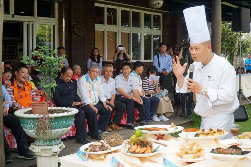 廚藝達人池一明親自設計烏魚風味餐,要讓民眾大快朵頤。(圖/新竹縣政府提供) 廚藝達人池一明親自設計烏魚風味餐,要讓民眾大快朵頤。(圖/新竹縣政府提供)