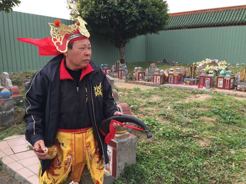 靠著做牽亡歌陣獨自撫養兩個女兒,如同不定時炸彈般的丈夫是她心中最大的憂慮。(圖/日常對話@Facebook) 靠著做牽亡歌陣獨自撫養兩個女兒,如同不定時炸彈般的丈夫是她心中最大的憂慮。(圖/日常對話@Facebook)