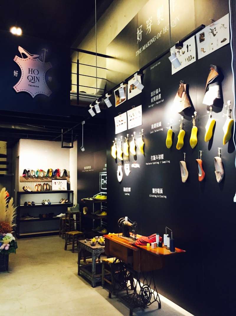 手工鞋製作過程的整面牆，搭配專人解說製鞋過程，是微型觀光工廠（圖／新零售時代提供）