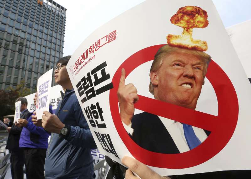 美國總統川普11月3日至14日出訪亞洲,反對川普的南韓民眾舉牌抗議。(美聯社) 美國總統川普11月3日至14日出訪亞洲,反對川普的南韓民眾舉牌抗議。(美聯社)