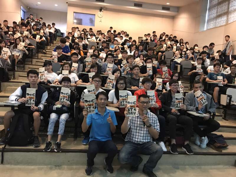 新北市新聞局今(8)日與逢甲大學通識教育中心合辦紀錄片放映活動,前排左為導演林煥文,右為助理教授李建成。(圖/新北市新聞局提供) 新北市新聞局今(8)日與逢甲大學通識教育中心合辦紀錄片放映活動,前排左為導演林煥文,右為助理教授李建成。(圖/新北市新聞局提供)