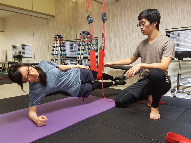 透過懸吊加強單側核心肌耐力與控制能力，提供跑者、自行車手軀幹的穩定性。（圖／方詠騰攝）