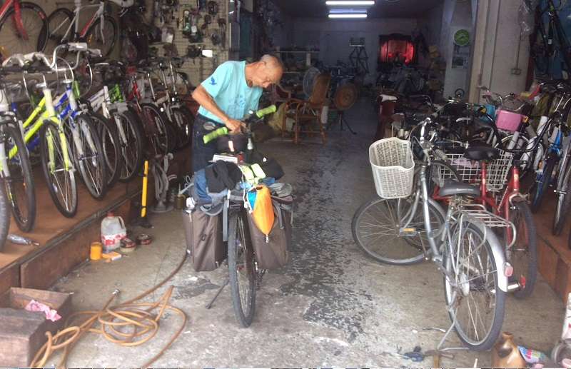 給我加裝車把升高器的老大爺,一直對他說我「腳比較長」耿耿於懷。(作者提供) 給我加裝車把升高器的老大爺,一直對他說我「腳比較長」耿耿於懷。(作者提供)