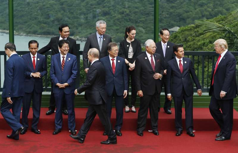 親民黨主席宋楚瑜(右3)代表台灣出席2017年APEC峰會,與各國領導人互動(AP) 親民黨主席宋楚瑜(右3)代表台灣出席2017年APEC峰會,與各國領導人互動(AP)